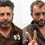 Aktivis Brasil Thiago Avila, kanan, dan aktivis Spanyol Saif Abu Keshek di pengadilan di Ashkelon pada 3 Mei 2026