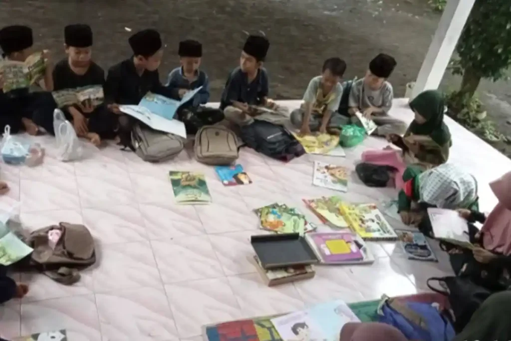 Suasan Belajar Mengajar Anak-anak Desa Kadindi Kecamatan Pekat - Dompu