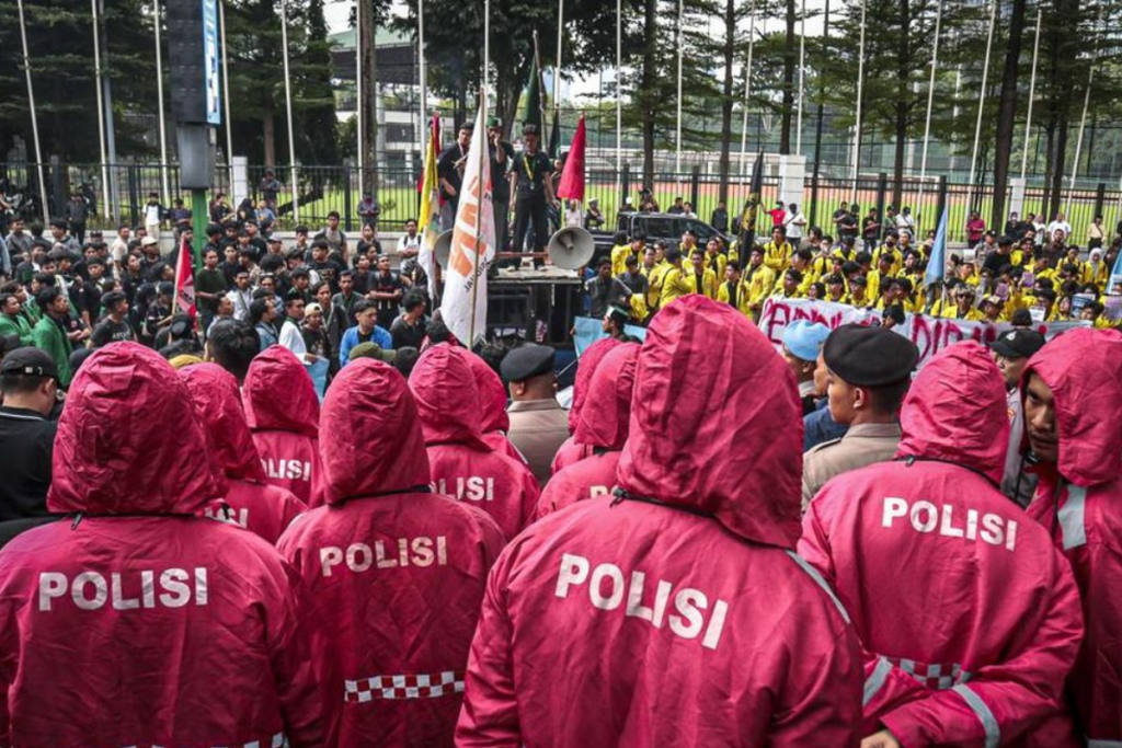 Ratusan mahasiswa gelar demo Hardiknas di kantor Kemendiktisaintek. (Foto: CNN)