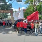 Hari Buruh Dicueki DPRD Dompu Menghilang, Massa KPR Meledak Wakil Rakyat atau Penonton