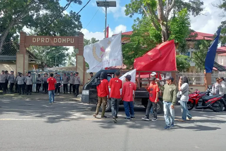 Hari Buruh Dicueki DPRD Dompu Menghilang, Massa KPR Meledak Wakil Rakyat atau Penonton