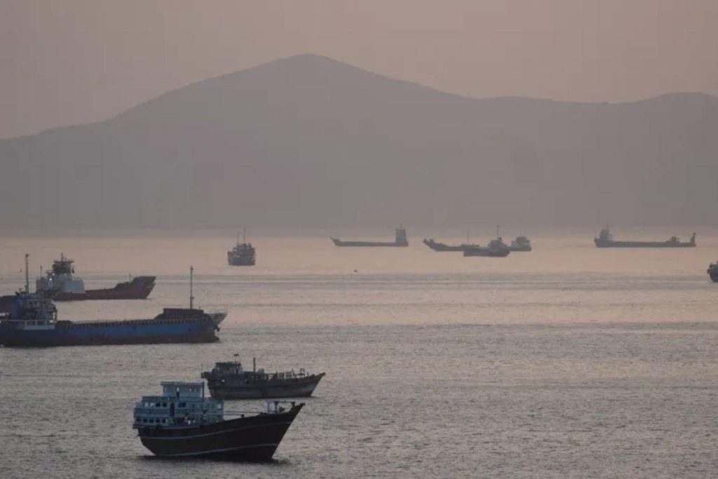 Iran peringatkan militer AS untuk keluar dari Selat Hormuz setelah Donald Trump berencana kawal kapal tanker
