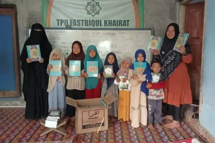 Anak-anak membaca buku di Taman Belajar Masyarakat (TBM) Pekat Dompu