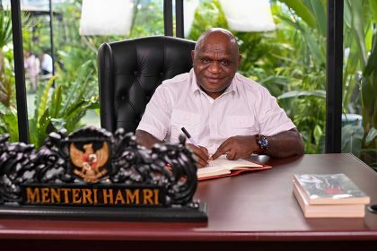 Foto: Natalius Pigai Menteri Hak Asasi Manusia (Kemenham)