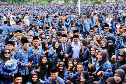 Foto PPPK Paruh Waktu bersama Bupati dan Wakil Dompu usai pelantikan dan penyerahan SK secara simbolik (Tarunaglobalnews)