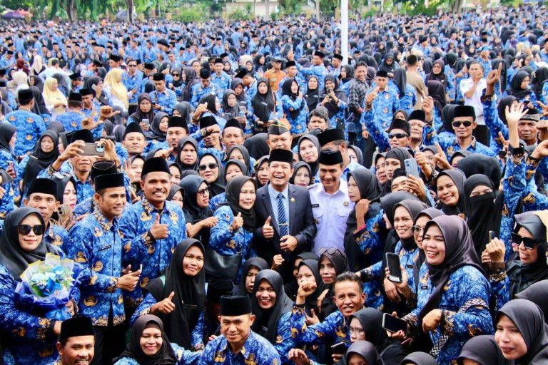 Foto PPPK Paruh Waktu bersama Bupati dan Wakil Dompu usai pelantikan dan penyerahan SK secara simbolik (Tarunaglobalnews)