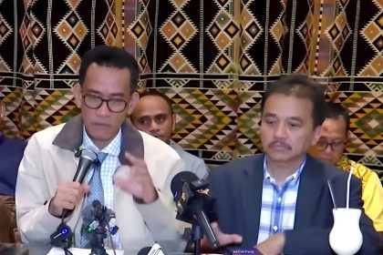 Pakar telematika Roy Suryo memberikan keterangan pers terkait permintaan penghentian kasus ijazah Jokowi.
