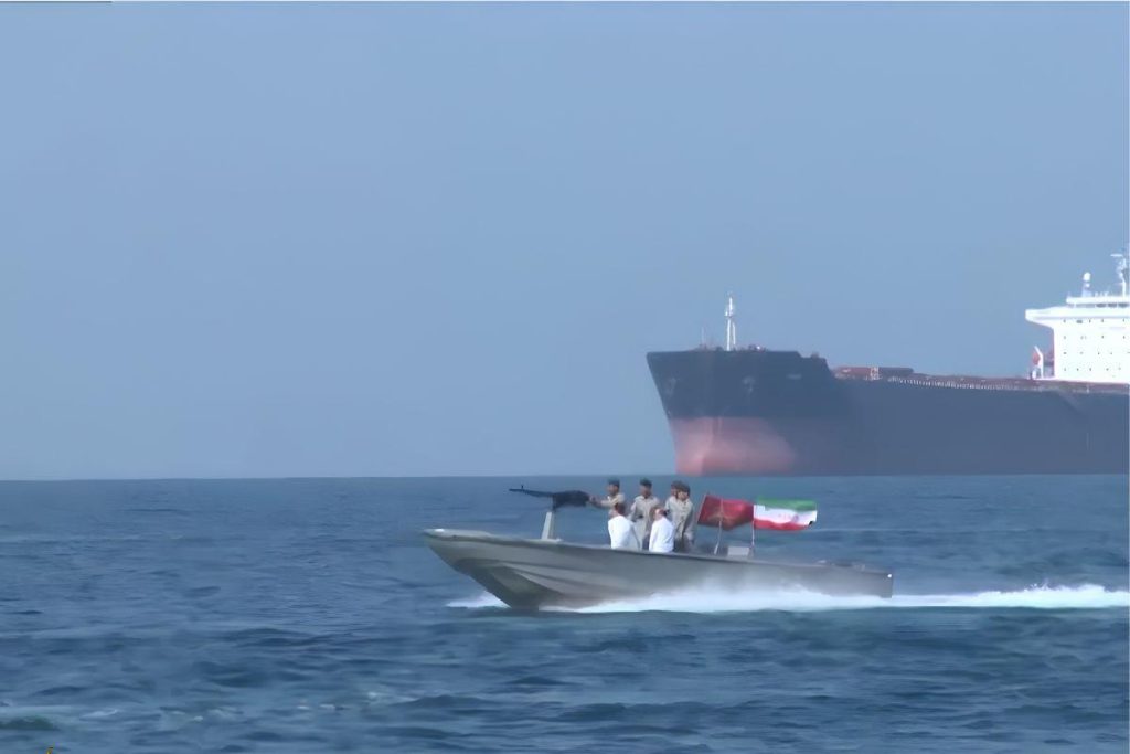 Militer Iran berpatroli di di peraian selat Hormus