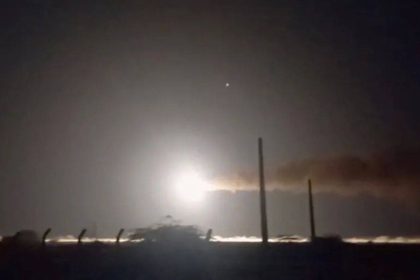 Angkatan laut Iran menembakkan rudal ke lokasi yang tidak diketahui, dalam gambar diam ini yang diambil dari sebuah video
