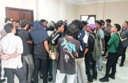 Pendemo di ruang kerja DPRD (Foto: AL)