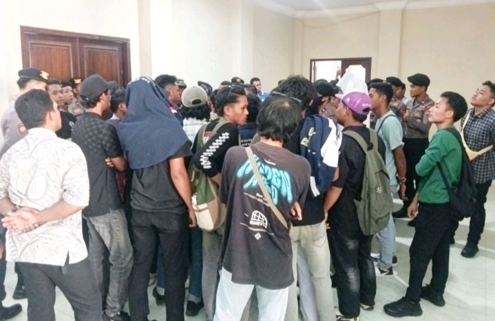 Pendemo di ruang kerja DPRD (Foto: AL)