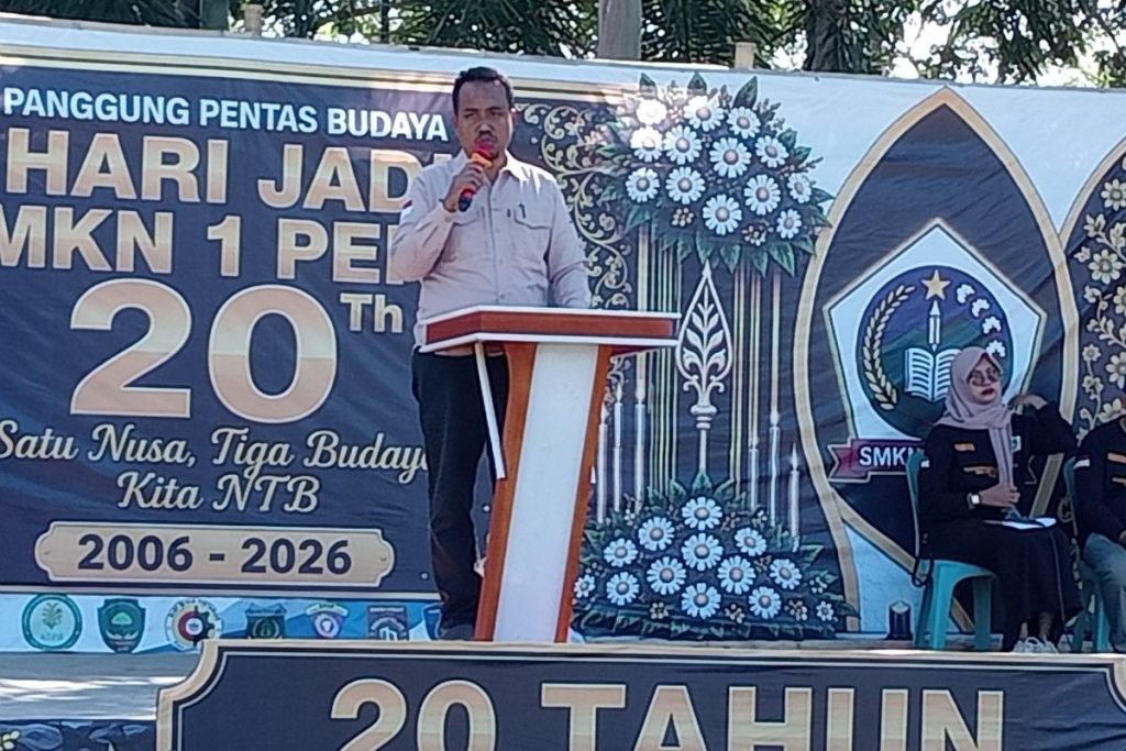 Kepala Sekolah SMKN 1 Pekat (Foto: RK)