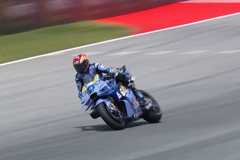 Momen Alex Marquez kejar Pedro Acosta pada MotoGP Catalunya 2026. (Foto: Tangkapan Layar Youtube MotoGP)