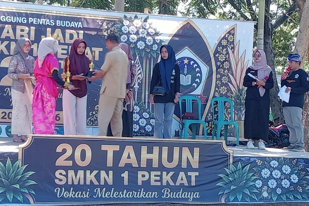 Pemberian Hadia Juara Lomba (Foto: RK)