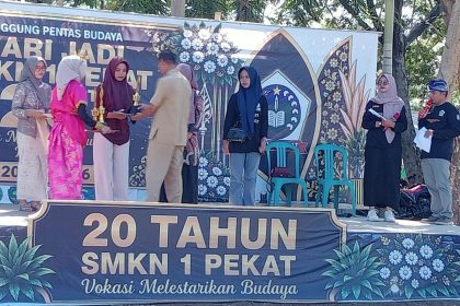Pemberian Hadia Juara Lomba (Foto: RK)