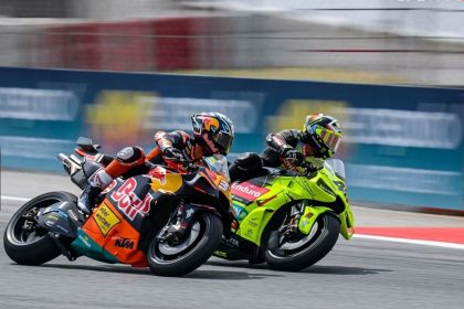 Momen Fabio Di Giannantonio menyalib Pedro Acosta dalam balapan MotoGP Catalunya 2026. (Foto: Tangkapan Layar SpotTV Indonesia)