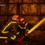 Petugas pemadam kebakaran Ukraina memadamkan api setelah serangan udara di wilayah Poltava, 5 Mei 2026. (Layanan Darurat Negara Ukraina)