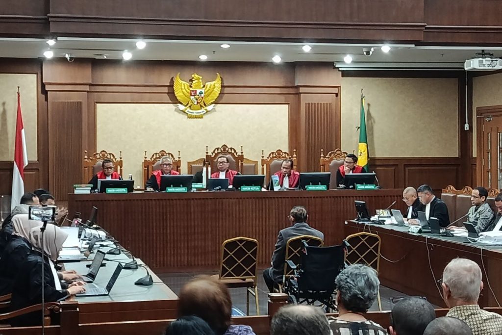 Pakar Hukum Pidana Universitas Padjajaran, Romli Atmasasmita diperiksa sebagai ahli dalam sidang lanjutan kasus dugaan korupsi pengadaan laptop berbasis Chromebook untuk terdakwa Eks Mendikbudristek Nadiem Makarim di Pengadilan Tipikor Jakarta, Senin (4/5/2026). (Kompas)