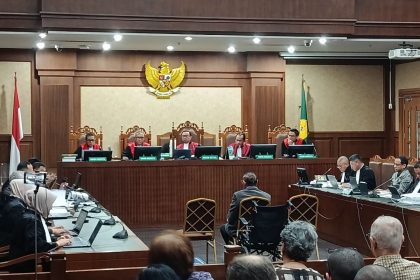 Pakar Hukum Pidana Universitas Padjajaran, Romli Atmasasmita diperiksa sebagai ahli dalam sidang lanjutan kasus dugaan korupsi pengadaan laptop berbasis Chromebook untuk terdakwa Eks Mendikbudristek Nadiem Makarim di Pengadilan Tipikor Jakarta, Senin (4/5/2026). (Kompas)