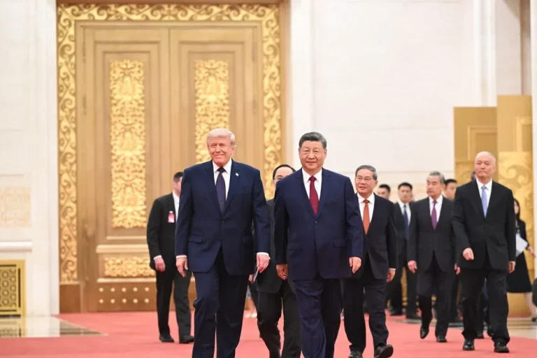 Presiden China Xi Jinping dan Presiden Amerika Serikat Donald Trump berjalan menuju ruang jamuan makan malam di Balai Besar Rakyat. (Foto: Antara)