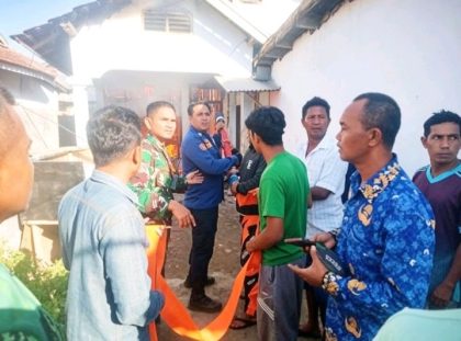 Babinsa bersama warga (Foto: Kdm)