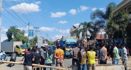 Blokir Jalan Bolo Bima (Foto: AS)