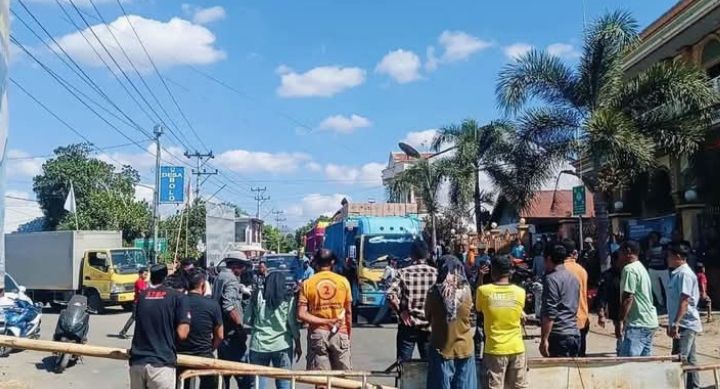 Blokir Jalan Bolo Bima (Foto: AS)
