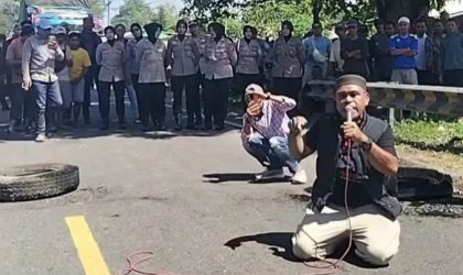 Ilustrasi: Demo Direktur Lamsida Ilham (Foto: AI)