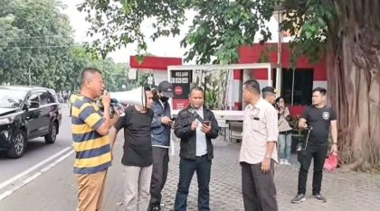 Burhan Depan Gedung KPK (Foto: BRN)