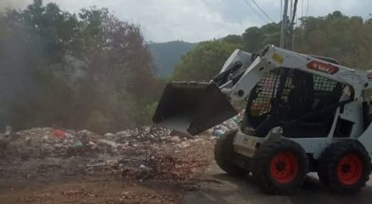 Membersihkan Timbunan Sampah (Foto: DLH)