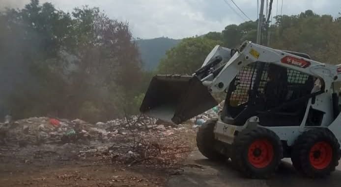Membersihkan Timbunan Sampah (Foto: DLH)