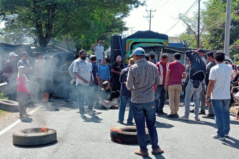 Massa aksi blokir jalan (Foto: Al)