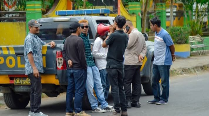 Saat Demo Depan DLH Dompu (Foto: AL)