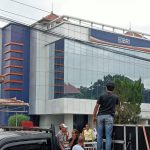 Pendemo Depan BRI Dompu (Foto: Al)