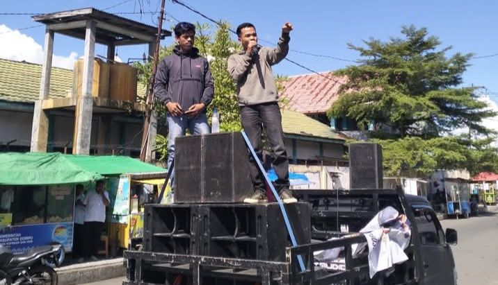 Ilustrasi BRI Dompu Di Demo (Foto: FB)