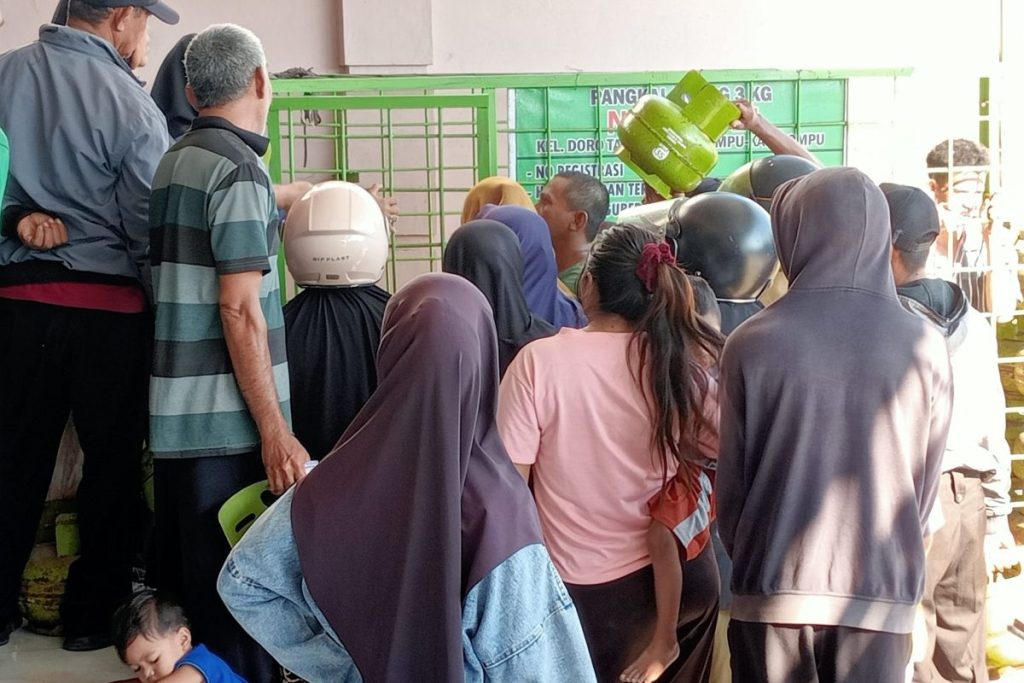 Warga berebut jata elpiji 3 kg (Foto: Al)