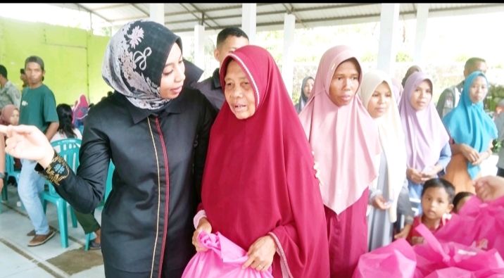 Foto: Mirah Midadan Fahmid Bersama Warga Sanggar