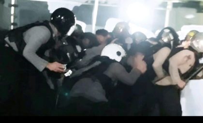 Polisi Amankan Aksi Blokir Jalan (Foto: Al)