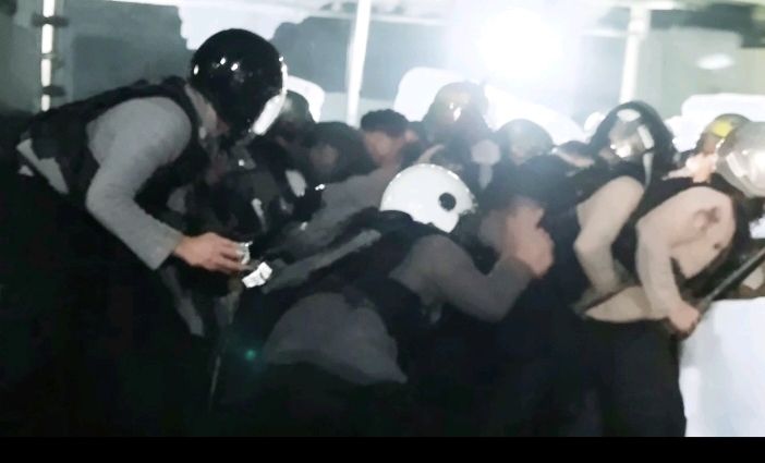 Polisi Amankan Aksi Blokir Jalan (Foto: Al)