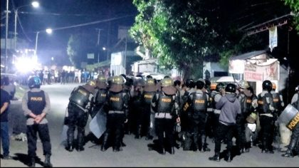 Polisi Amankan Blokir Jalan (Foto: Al)