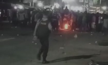 Warga Desa OO Memblokir Jalan (Foto: Al)