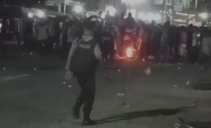 Warga Desa OO Memblokir Jalan (Foto: Al)