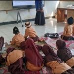 Murid SD Belajar di Lantai (Foto: ITK)