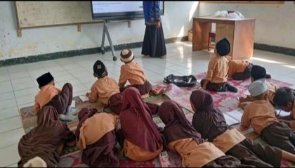 Murid SD Belajar di Lantai (Foto: ITK)