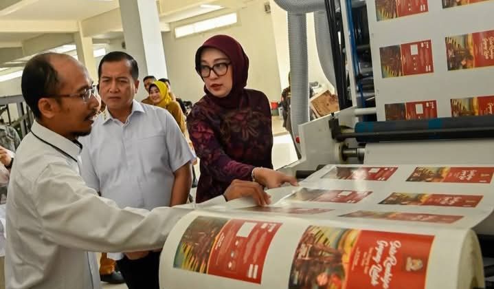 Tengah: Ikbal Gubernur NTB (Foto: IK)