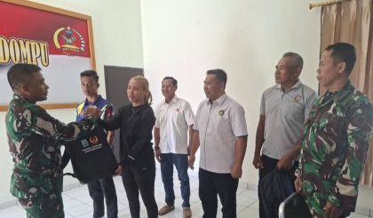 Dandim Dompu & Atlet Tinju (Foto: KD)