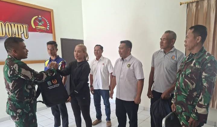 Dandim Dompu & Atlet Tinju (Foto: KD)
