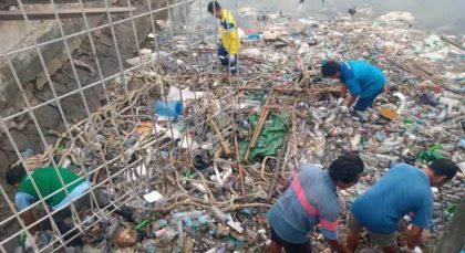 DLH Kota Bersihkan Pelabuhan (Foto: DL)