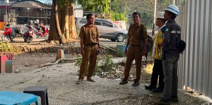 DLH Kota Bima Tata Taman Ria (Foto: JI)