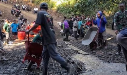 Gotong Royong TNI & Warga (Foto: TN)